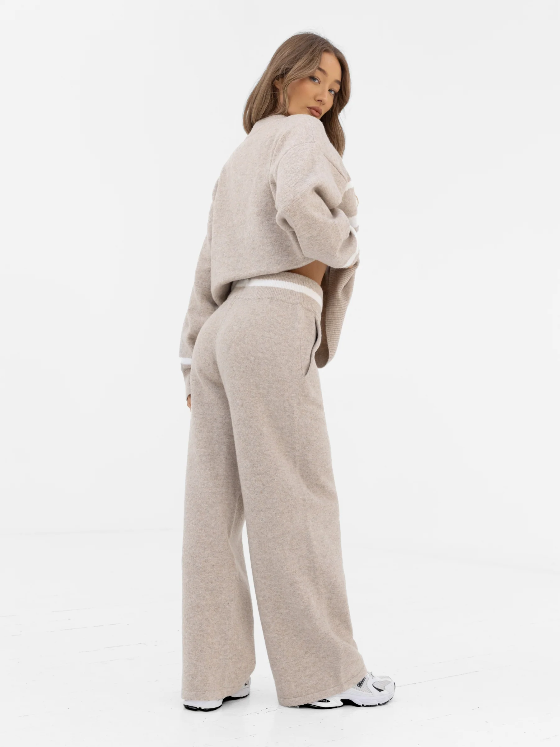 Margot Script Oversized Knitted Jumper - Toasted Taupe - Image 4